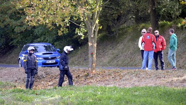 Český šampionát v automobilových soutěžích předčasně ukončila smrtelná nehoda. Při závěrečné Rallye Příbram dnes při havárii pilota Jiřího Máši ve druhé rychlostní zkoušce zahynul spolujezdec Jan Jinderle junior. Na snímku jsou lidé u stromu, do kterého závodnící narazili. Český šampionát v automobilových soutěžích předčasně ukončila smrtelná nehoda. Při závěrečné Rallye Příbram dnes při havárii pilota Jiřího Máši ve druhé rychlostní zkoušce zahynul spolujezdec Jan Jinderle junior. Na snímku jsou lidé u stromu, do kterého závodnící narazili.