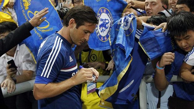 Záložník Chelsea Frank Lampard se podepisuje fanouškům. Záložník Chelsea Frank Lampard se podepisuje fanouškům.