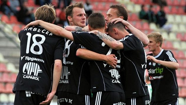 Fotbalisté Příbrami se radují ze vstřelení gólu proti Jablonci v utkání 28. kola Gambrinus ligy. Fotbalisté Příbrami se radují ze vstřelení gólu proti Jablonci v utkání 28. kola Gambrinus ligy.