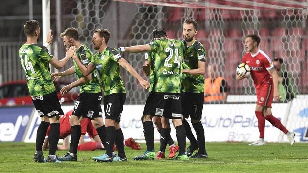 Hráči Plzně se radují z druhého gólu v Brně. Hráči Plzně se radují z druhého gólu v Brně.