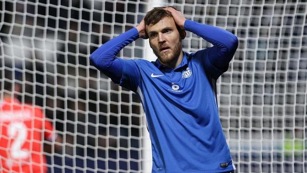 Daniel Bartl ze Slovanu Liberec se chytá za hlavu během utkání s Fiorentinou. Daniel Bartl ze Slovanu Liberec se chytá za hlavu během utkání s Fiorentinou.