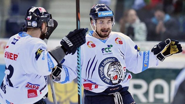 Liberecký útočník Jakub Valský (vpravo) slaví se spoluhráčem Martinem Bakošem gól proti Zlínu. Liberecký útočník Jakub Valský (vpravo) slaví se spoluhráčem Martinem Bakošem gól proti Zlínu.