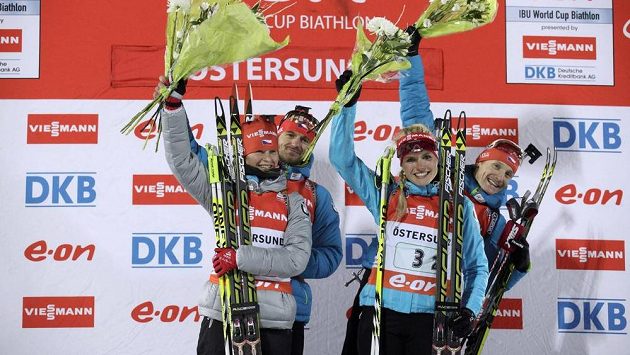 Kvarteto českých biatlonistů (zleva) Veronika Vítková, Zdeněk Vítek, Gabriela Soukalová a Ondřej Moravec slaví triumf ve štafetě SP v Östersundu. Kvarteto českých biatlonistů (zleva) Veronika Vítková, Zdeněk Vítek, Gabriela Soukalová a Ondřej Moravec slaví triumf ve štafetě SP v Östersundu.