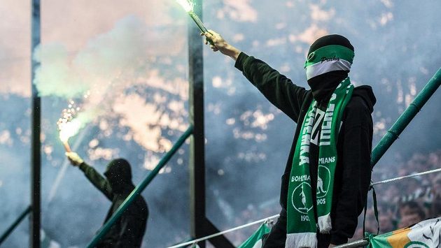 Fanoušci Bohemians během se Slavií. Fanoušci Bohemians během se Slavií.