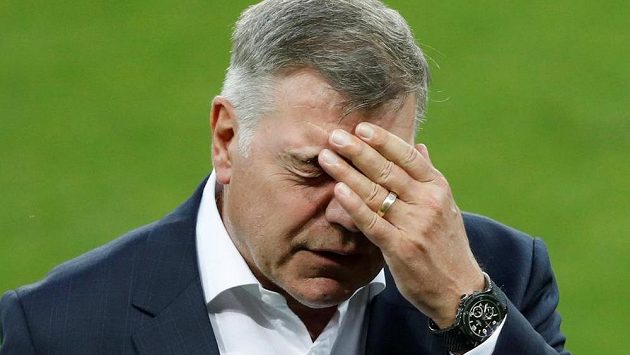 Zdrcený Sam Allardyce, dnes už bývalý kouč anglické fotbalové reprezentace. Zdrcený Sam Allardyce, dnes už bývalý kouč anglické fotbalové reprezentace.