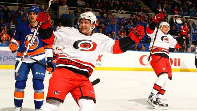 Jiří Tlustý (uprostřed) jásá po gólu v utkání proti New York Islanders. Jiří Tlustý (uprostřed) jásá po gólu v utkání proti New York Islanders.
