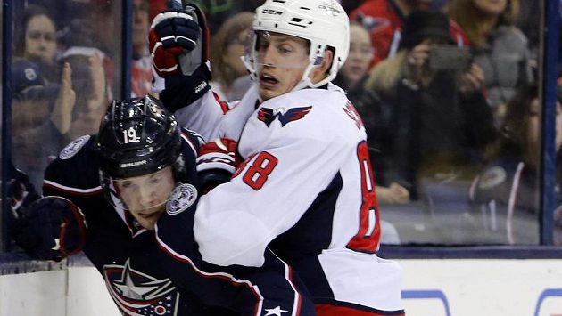 Ryan Johansen (vlevo v souboji s Natem Schmidtem z Washingtonu) mění dres. Z Columbusu míří do Nashvillu. Ryan Johansen (vlevo v souboji s Natem Schmidtem z Washingtonu) mění dres. Z Columbusu míří do Nashvillu.