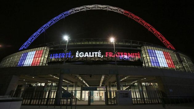 Francouzská vlajka, oblouk v barvě trikolóry a motto Velké francouzské revoluce Volnost, Rovnost, Bratrství svítí na stadiónu ve Wembley. Francouzská vlajka, oblouk v barvě trikolóry a motto Velké francouzské revoluce Volnost, Rovnost, Bratrství svítí na stadiónu ve Wembley.