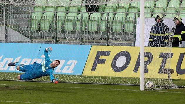Brankář Karviné Martin Berkovec inkasuje branku z penalty. Brankář Karviné Martin Berkovec inkasuje branku z penalty.
