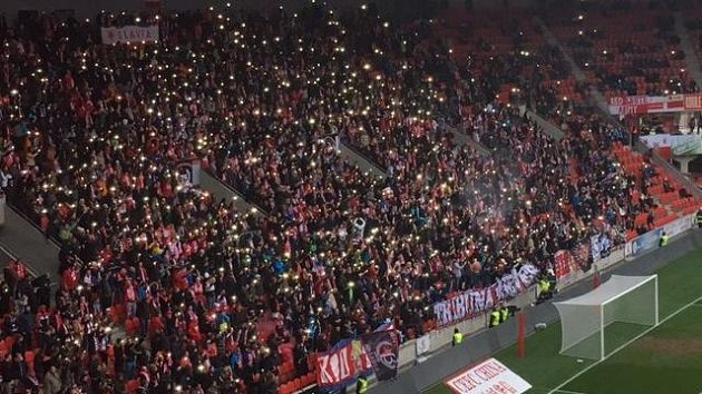 Fanoušci Slavie si během výpadku proudu přisvítili sami... Fanoušci Slavie si během výpadku proudu přisvítili sami...