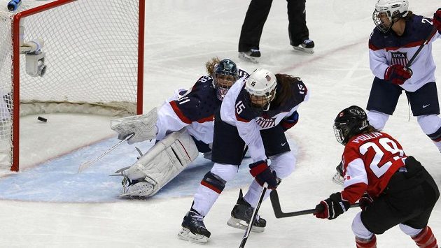 Kanaďanka Marie-Philip Poulinová (č. 29) střílí vítězný gól ve finále olympijského turnaje proti zámořským sokyním z USA. Kanaďanka Marie-Philip Poulinová (č. 29) střílí vítězný gól ve finále olympijského turnaje proti zámořským sokyním z USA.