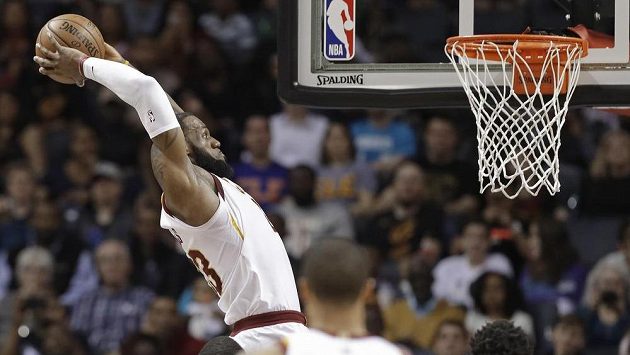Hvězda Clevelandu LeBron James smečuje Hvězda Clevelandu LeBron James smečuje