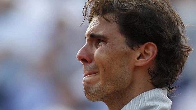 Dojatý Rafael Nadal při slavnostním ceremoniálu Na Roland Garros. Dojatý Rafael Nadal při slavnostním ceremoniálu Na Roland Garros.