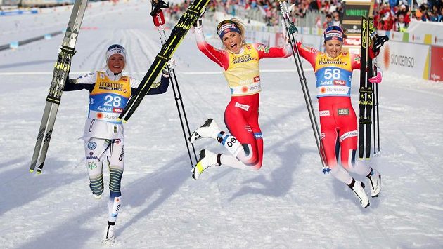 Radost v cíli po klasické desítce. Zlatá Norka Therese Johaugová uprostřed, vlevo stříbrná Švédka Frida Karlssonová a vpravo bronzová Norka Ingvild Östbergová. Radost v cíli po klasické desítce. Zlatá Norka Therese Johaugová uprostřed, vlevo stříbrná Švédka Frida Karlssonová a vpravo bronzová Norka Ingvild Östbergová.