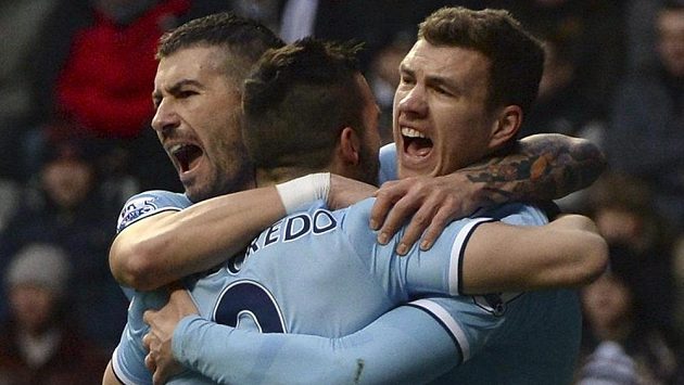 Edin Džeko (vpravo) otevřel skóre zápasu v Newcastlu, gól s ním oslavují Aleksander Kolarov (vlevo) a Alvaro Negredo. Edin Džeko (vpravo) otevřel skóre zápasu v Newcastlu, gól s ním oslavují Aleksander Kolarov (vlevo) a Alvaro Negredo.