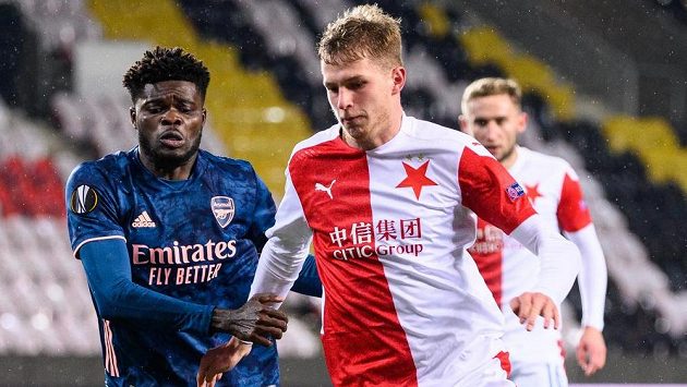 Thomas Partey z Arsenalu a David Zima ze Slavie Praha během utkání čtvrtfinále Evropské ligy. Přijdou nejen sešívaní o možnost zopakovat si duely s Kanonýry a jim podobnými...? Thomas Partey z Arsenalu a David Zima ze Slavie Praha během utkání čtvrtfinále Evropské ligy. Přijdou nejen sešívaní o možnost zopakovat si duely s Kanonýry a jim podobnými...?