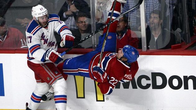 Obránce New York Rangers John Moore (vlevo) sráží k zemi Daleho Weise z Montrealu. Tento zákrok z první třetiny byl v souladu s pravidly, potrestaný byl až atak ve třetí třetině. Obránce New York Rangers John Moore (vlevo) sráží k zemi Daleho Weise z Montrealu. Tento zákrok z první třetiny byl v souladu s pravidly, potrestaný byl až atak ve třetí třetině.