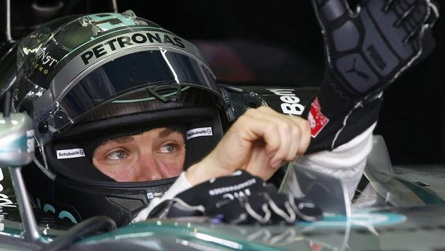 Pilot Mercedesu Nico Rosberg při měřeném tréninku na okruhu v Sepangu. Pilot Mercedesu Nico Rosberg při měřeném tréninku na okruhu v Sepangu.