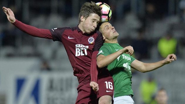 Jablonecký Mirzad Mehanovič (vpravo) při hlavičkovém souboji s Michalem Sáčkem ze Sparty. Jablonecký Mirzad Mehanovič (vpravo) při hlavičkovém souboji s Michalem Sáčkem ze Sparty.
