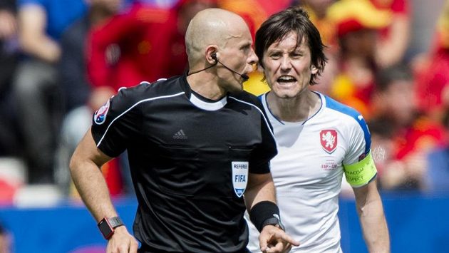 Zleva polský rozhodčí Szymon Marciniak a kapitán českých fotbalistů Tomáš Rosický. Zleva polský rozhodčí Szymon Marciniak a kapitán českých fotbalistů Tomáš Rosický.