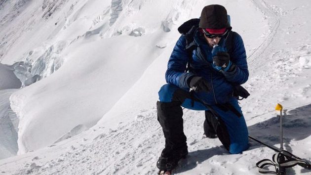 Kilian Jornet se občerstvuje při výstupu na Mt. Everest. Kilian Jornet se občerstvuje při výstupu na Mt. Everest.