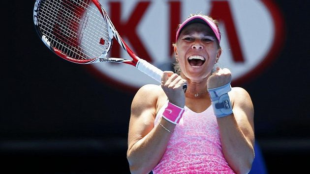 Šťastná Lucie Hradecká po triumfu nad Srbkou Anou Ivanovičovou v 1. kole grandslamového Australian Open. Šťastná Lucie Hradecká po triumfu nad Srbkou Anou Ivanovičovou v 1. kole grandslamového Australian Open.