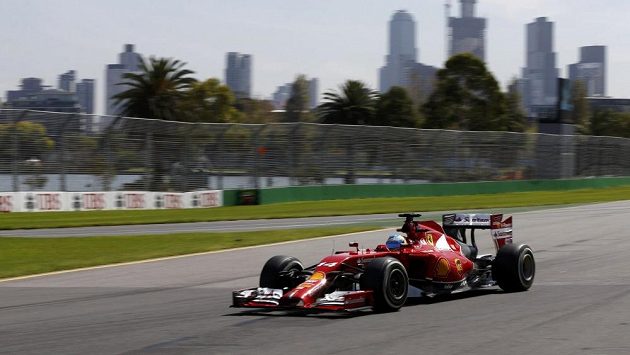 Pilot Ferrari Fernando Alonso při tréninku v Melbourne. Pilot Ferrari Fernando Alonso při tréninku v Melbourne.