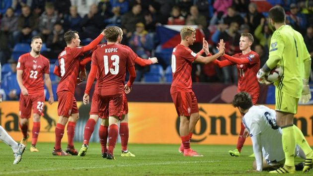 Čeští fotbalisté se radují z vedoucí trefy do sítě San Marina. Čeští fotbalisté se radují z vedoucí trefy do sítě San Marina.