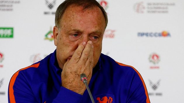 Trenér nizozemských fotbalistů Dick Advocaat je v nezáviděníhodné situaci. Trenér nizozemských fotbalistů Dick Advocaat je v nezáviděníhodné situaci.