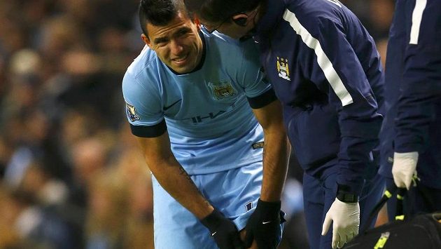 Zraněný kanonýr Manchesteru City Sergio Agüero se drží za bolavé levé koleno. Zraněný kanonýr Manchesteru City Sergio Agüero se drží za bolavé levé koleno.