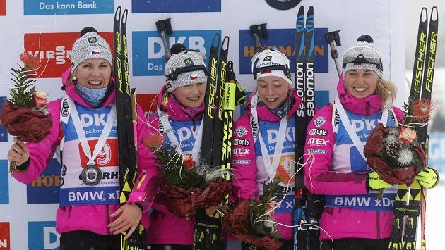 Bronzová česká štafeta biatlonistek ve složení (zleva) Lucie Charvátová, Veronika Vítková, Markéta Davidová a Eva Puskarčíková. Bronzová česká štafeta biatlonistek ve složení (zleva) Lucie Charvátová, Veronika Vítková, Markéta Davidová a Eva Puskarčíková.