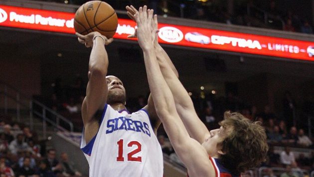 Basketbalista Washingtonu Jan Veselý se snaží zablokovat střelu Evana Turnera z Philadelphie. Basketbalista Washingtonu Jan Veselý se snaží zablokovat střelu Evana Turnera z Philadelphie.