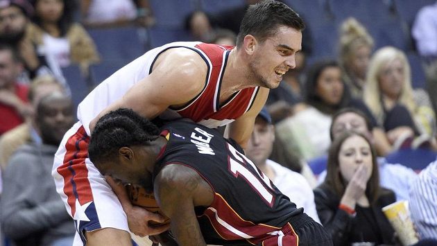 Tomáš Satoranský z Washingtonu a Briante Weber z Miami. Tomáš Satoranský z Washingtonu a Briante Weber z Miami.