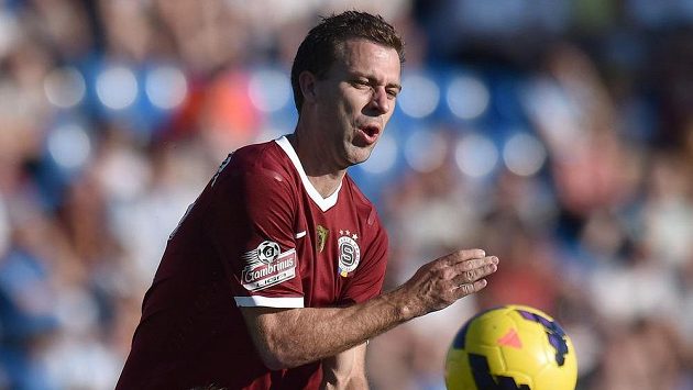 Záložník Sparty Josef Hušbauer (vzadu) musí kvůli kartám vynechat sobotní korunovaci Sparty s Jihlavou. Záložník Sparty Josef Hušbauer (vzadu) musí kvůli kartám vynechat sobotní korunovaci Sparty s Jihlavou.