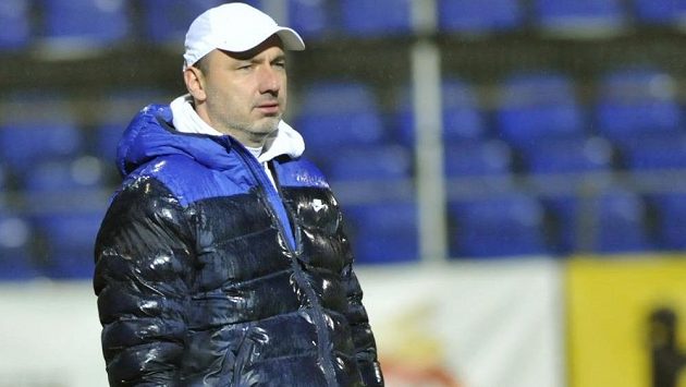 Liberecký trenér Jindřich Trpišovský během utkání ve Zlíně. Liberecký trenér Jindřich Trpišovský během utkání ve Zlíně.