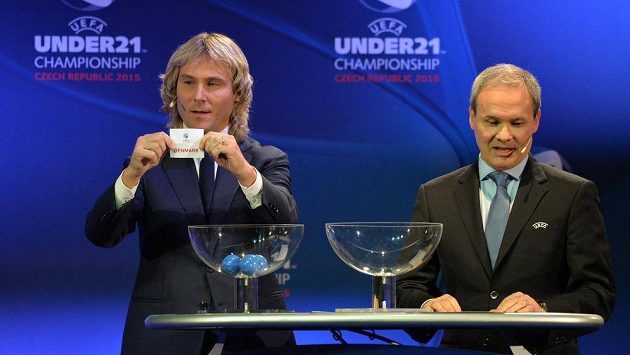 Pavel Nedvěd (vlevo) vylosoval Čechům do skupiny A týmy Dánska, Německa a Srbska. Vpravo je Giorgio Marchetti z UEFA. Pavel Nedvěd (vlevo) vylosoval Čechům do skupiny A týmy Dánska, Německa a Srbska. Vpravo je Giorgio Marchetti z UEFA.