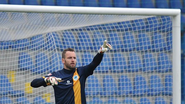 Liberecký gólman Přemysl Kovář diriguje obranu v zápase proti Baníku Ostrava. Liberecký gólman Přemysl Kovář diriguje obranu v zápase proti Baníku Ostrava.