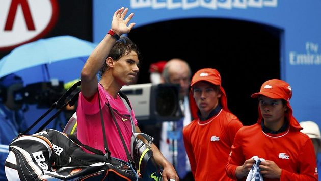 Poražený Rafael Nadal se loučí s fanoušky na Australian Open už po čtvrtfinále. Poražený Rafael Nadal se loučí s fanoušky na Australian Open už po čtvrtfinále.
