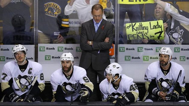Kouč Dan Bylsma (vzadu) na střídačce Tučňáků z Pittsburghu. Kouč Dan Bylsma (vzadu) na střídačce Tučňáků z Pittsburghu.