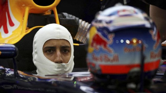 Pilot Red Bullu Daniel Ricciardo v boxech při závodu v Bahrajnu. Pilot Red Bullu Daniel Ricciardo v boxech při závodu v Bahrajnu.