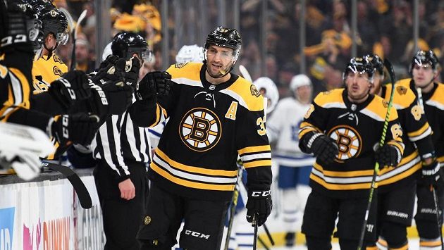 Patrice Bergeron (37) z Bostonu. Patrice Bergeron (37) z Bostonu.