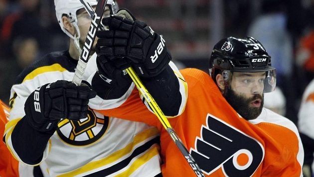 Český obránce Philadelphie Radko Gudas (vpravo) v souboji s Jakem DeBruskem z Bostonu. Český obránce Philadelphie Radko Gudas (vpravo) v souboji s Jakem DeBruskem z Bostonu.