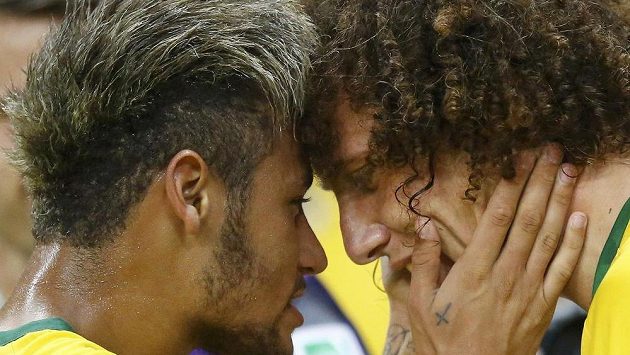 Neymar ve chvílích, kdy blahopřál Davidu Luizovi k druhé brazilské brance ve čtvrtfinále s Kolumbií. Neymar ve chvílích, kdy blahopřál Davidu Luizovi k druhé brazilské brance ve čtvrtfinále s Kolumbií.