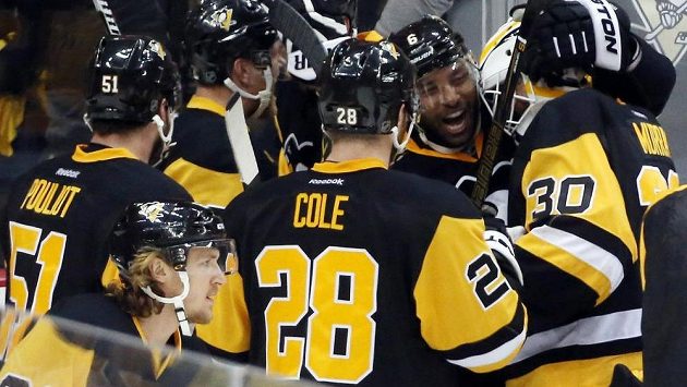 Radost hokejistů Pittsburghu po výhře 3:2 v prodloužení nad Washingtonem. Radost hokejistů Pittsburghu po výhře 3:2 v prodloužení nad Washingtonem.