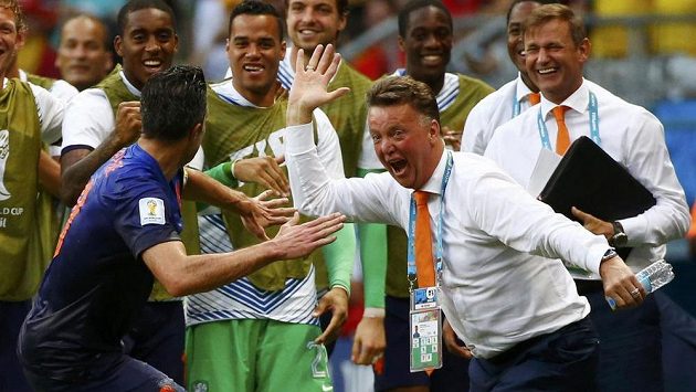 Robin van Persie jásá s koučem Nizozemců Louisem van Gaalem po vyrovnávací brance proti Španělům. Robin van Persie jásá s koučem Nizozemců Louisem van Gaalem po vyrovnávací brance proti Španělům.