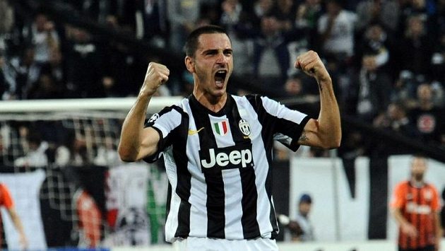 Obránce Juventusu Leonardo Bonucci slaví mistrovský titul. Obránce Juventusu Leonardo Bonucci slaví mistrovský titul.