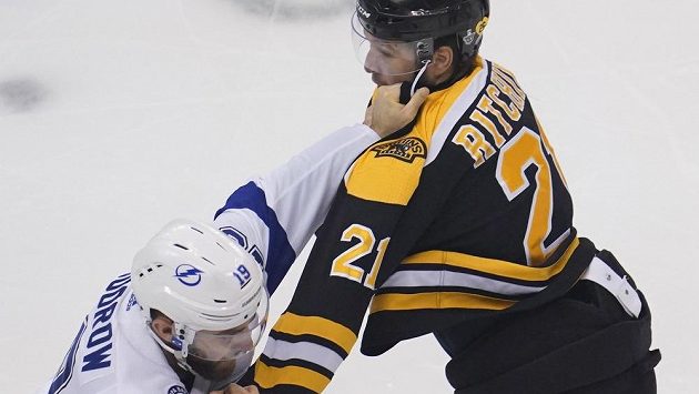 Bostonské křídlo Nick Ritchie (vlevo) v pěstním souboji s Barclayem Goodrowem z Tampy ve čtvrtém zápase play off NHL. Bostonské křídlo Nick Ritchie (vlevo) v pěstním souboji s Barclayem Goodrowem z Tampy ve čtvrtém zápase play off NHL.