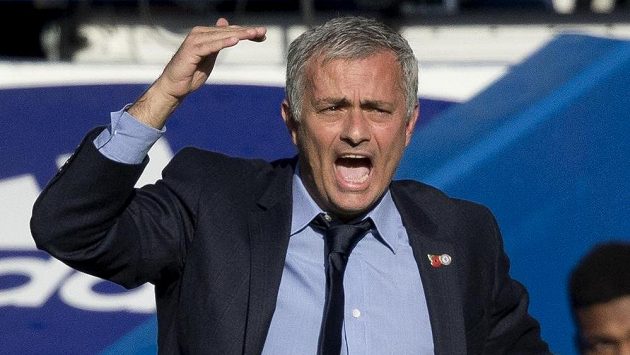Rozčílený trenér Chelsea José Mourinho. Rozčílený trenér Chelsea José Mourinho.