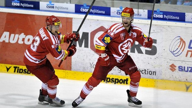 Vítězná radost Třince na pardubickém ledě v podání Martina Růžičky (vpravo) a Jiřího Polanského. Vítězná radost Třince na pardubickém ledě v podání Martina Růžičky (vpravo) a Jiřího Polanského.