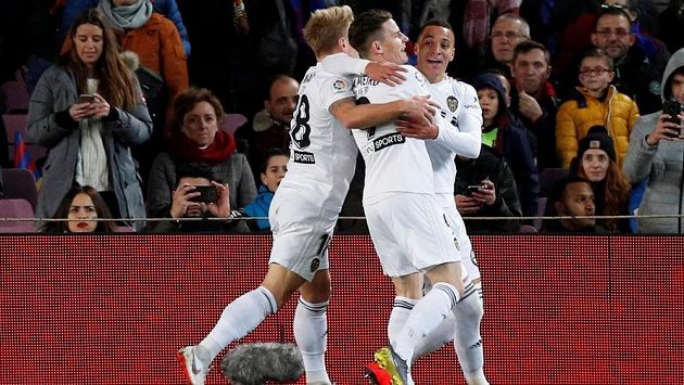 Tady ještě Kevin Gameiro slavil poté, co vstřelil gól do sítě Barcelony. Nakonec ale kvůli ošklivému zranění nedohrál ani první poločas duelu nejvyšší španělské soutěže. Tady ještě Kevin Gameiro slavil poté, co vstřelil gól do sítě Barcelony. Nakonec ale kvůli ošklivému zranění nedohrál ani první poločas duelu nejvyšší španělské soutěže.